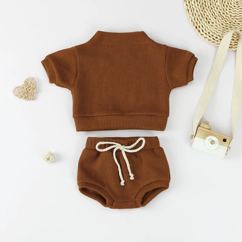 Two-piece summer outfit in Cognac.