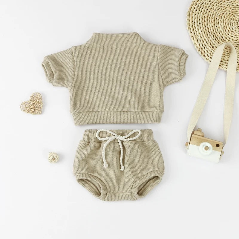 Two-piece summer outfit in Khaki.